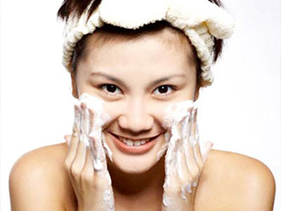 Mẹo hay tự chế nước rửa mặt làm trắng da