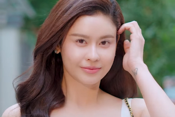 U40 vẫn rạng rỡ: Bí quyết nâng cơ tầng sâu của ca sĩ Trương Quỳnh Anh